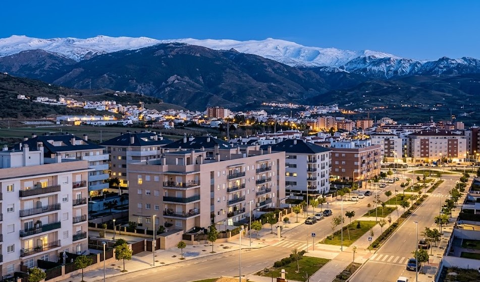 Vista paisajística del Barrio de la Vega y el municipio de Monachil con Sierra Nevada al fondo